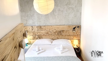 Habitación básica | Edredones de plumas, colchones con acolchado adicional, minibar