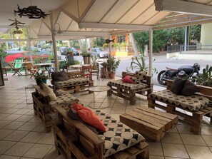 รับประทานอาหารกลางแจ้ง