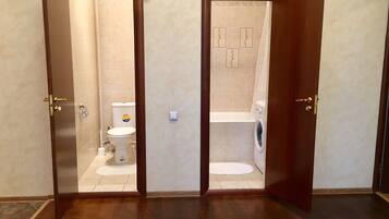 Apartment | Badezimmer | Duschwanne, Haartrockner, Hausschuhe, Handtücher