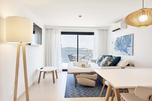 Minibar, caja de seguridad en la habitación y escritorio 