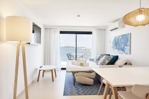 Minibar, caja de seguridad en la habitación y escritorio