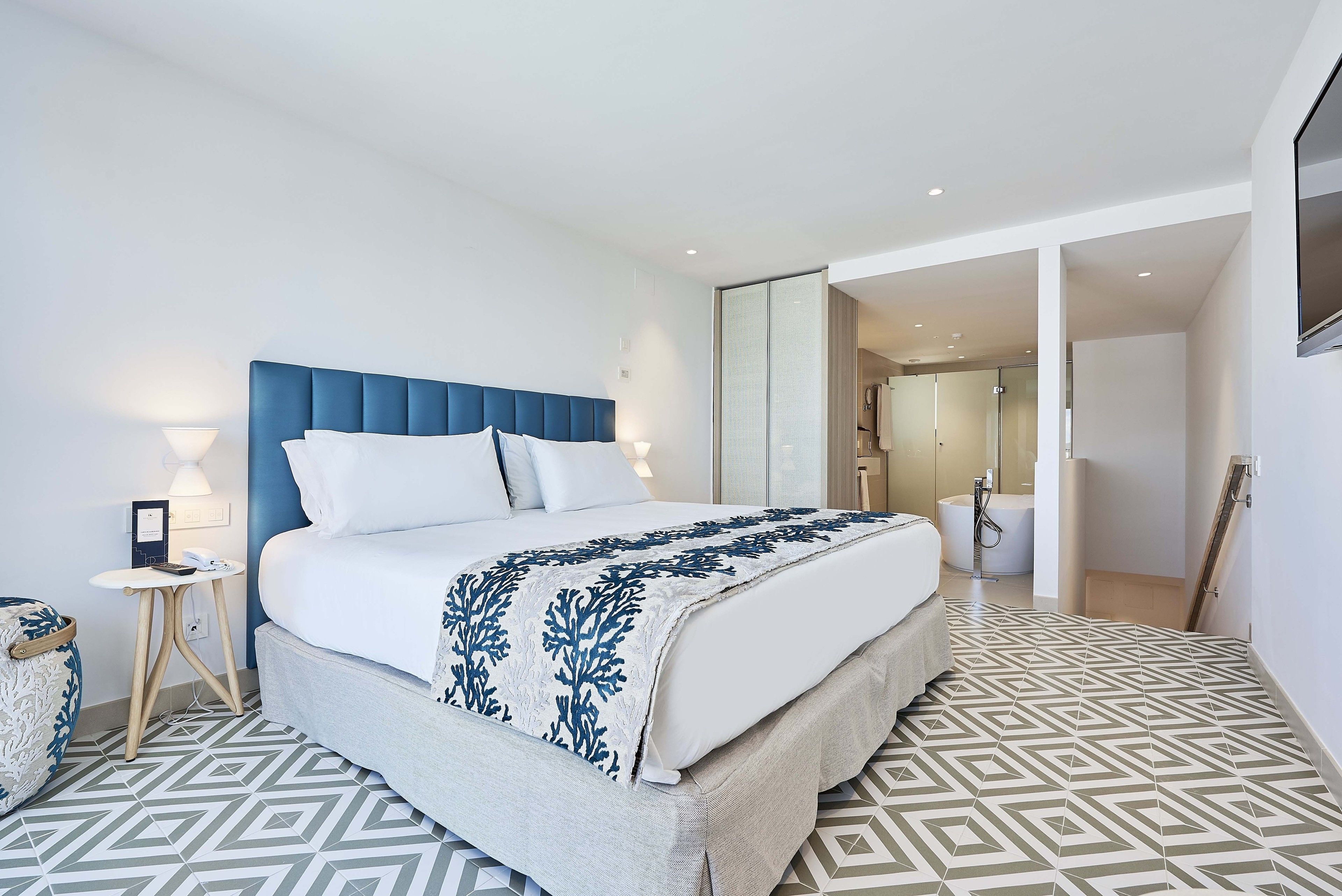 2 bedrooms, minibar, in-room safe, desk