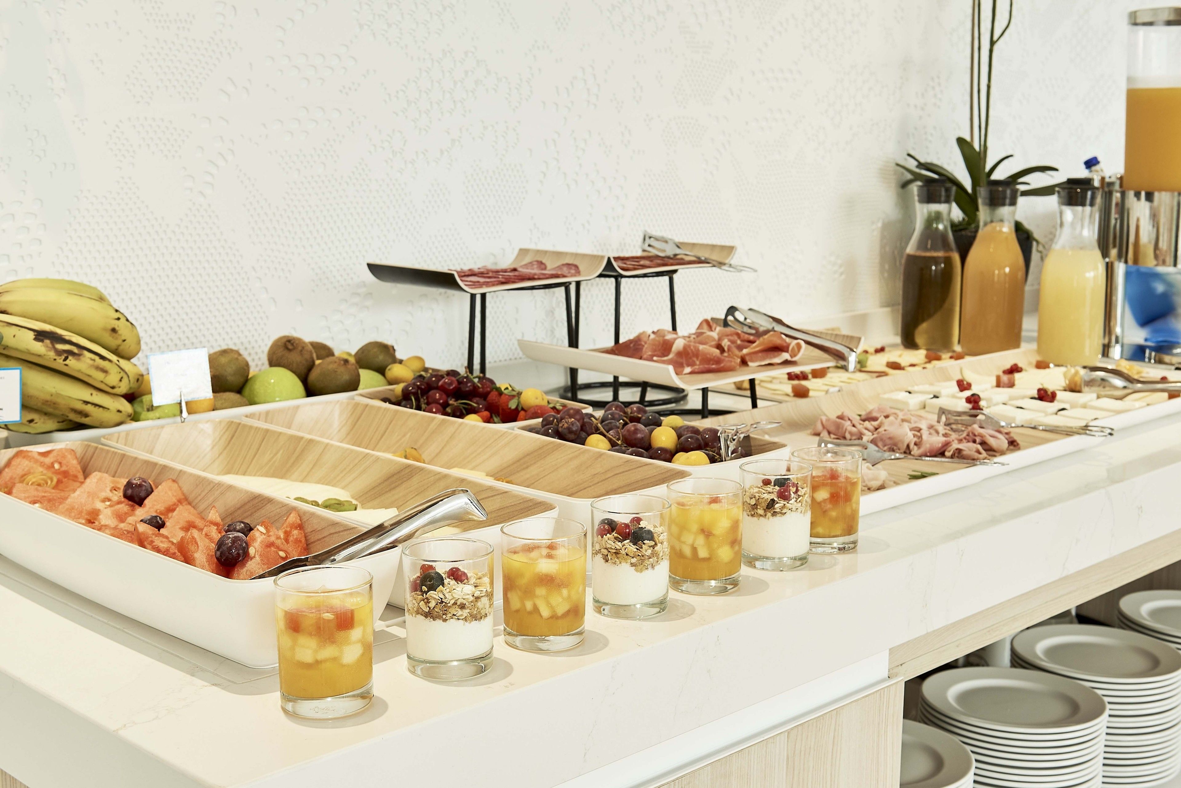 Un buffet con diversi cibi e bevande.
