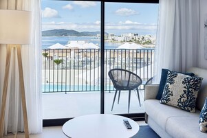 Minibar, caja de seguridad en la habitación y escritorio 