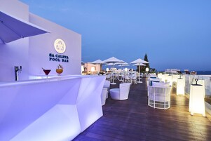 Una piscina al aire libre de temporada