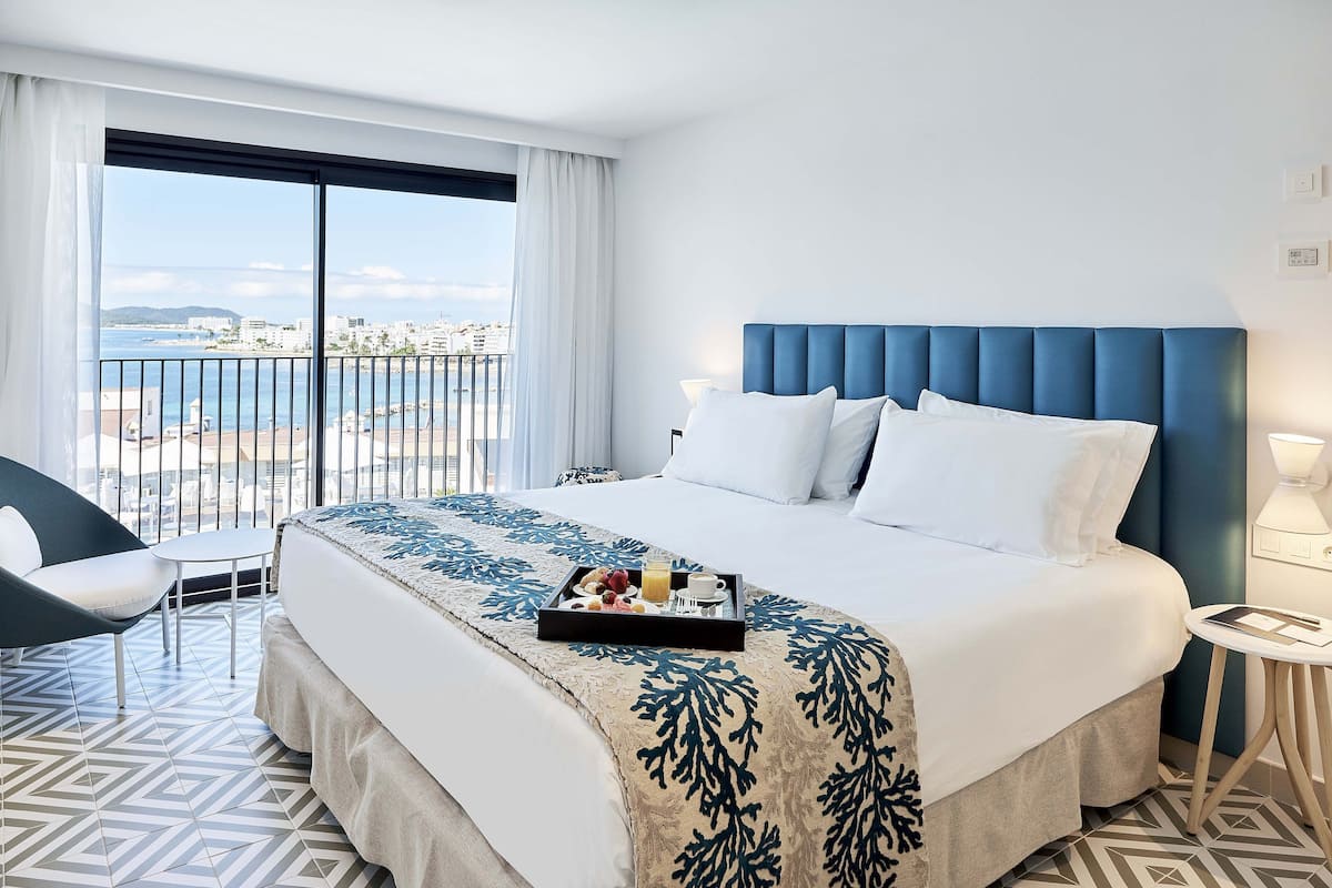 2 bedrooms, minibar, in-room safe, desk