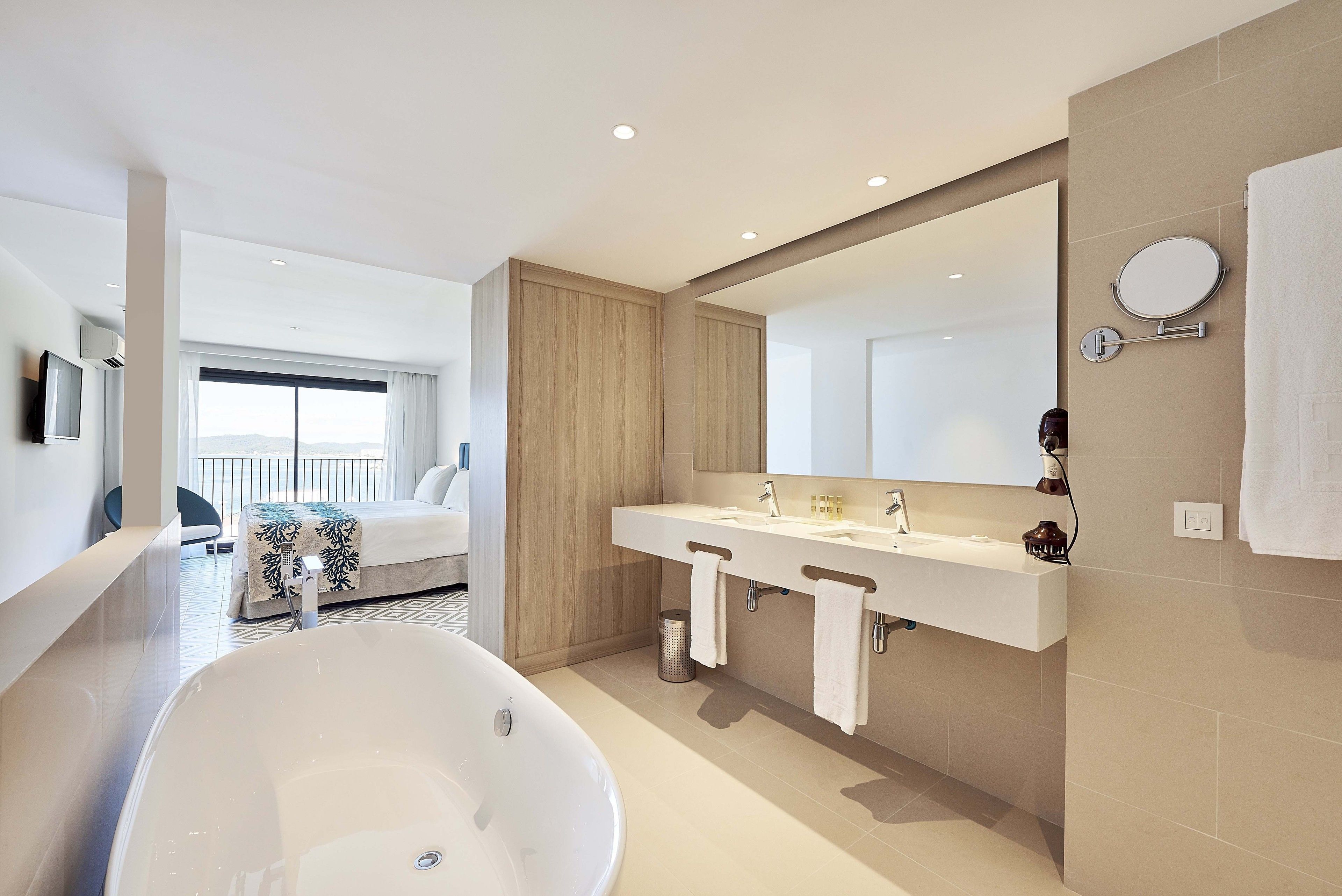 2 bedrooms, minibar, in-room safe, desk