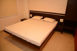 Dobbeltrom – standard, 1 dobbeltseng, røyk, hageutsikt | Utsikt fra rommet