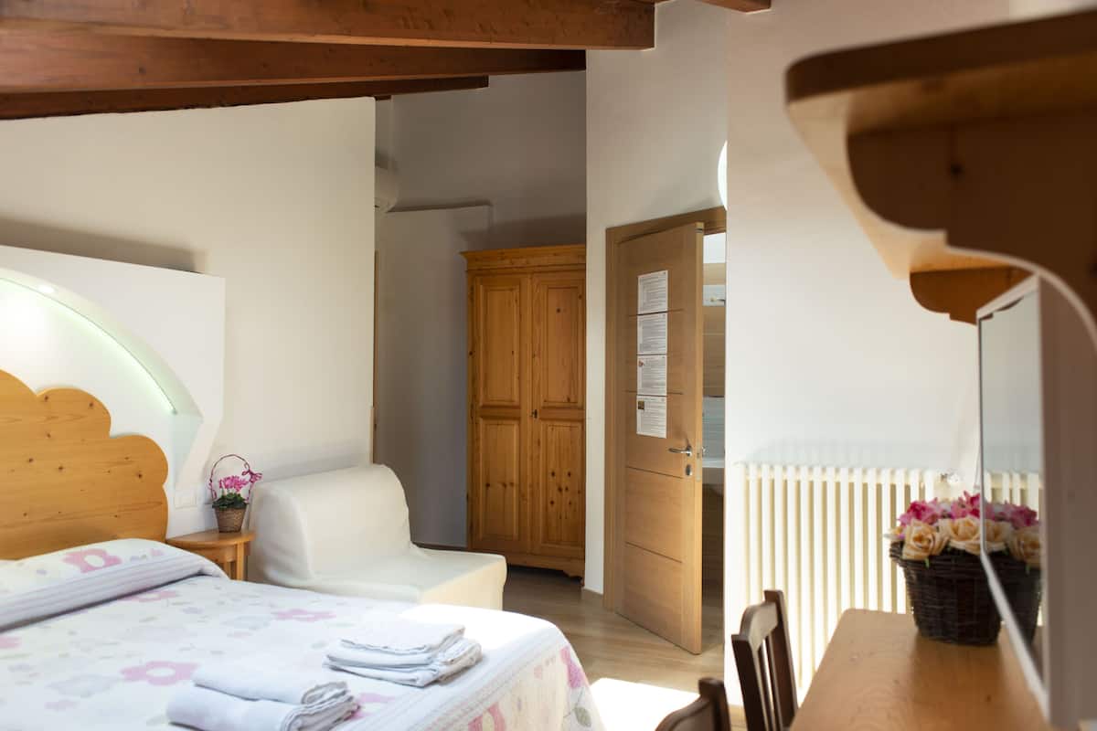 Driepersoonskamer (Pascoli) | Luxe beddengoed, een bureau, gratis babybedden, gratis wifi