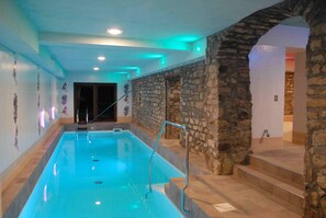 من حمّامات السباحة المغطاة