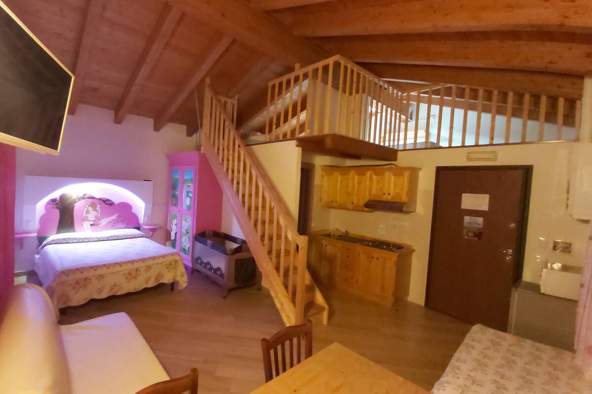 Superior Studio (Primavera) | Premium bedding, desk, free cots/infant beds, free WiFi