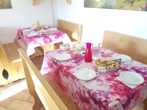 Tägliches inbegriffenes kontinentales Frühstück