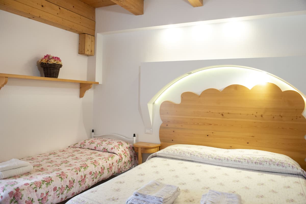 Klassieke driepersoonskamer (Carducci) | Luxe beddengoed, een bureau, gratis babybedden, gratis wifi