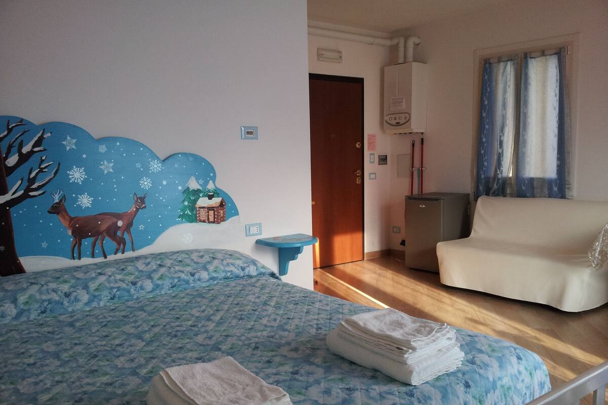 Romantic Studio (Inverno) | Premium bedding, desk, free cots/infant beds, free WiFi