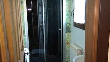 Habitación doble | Baño | Artículos de higiene personal gratuitos, secador de pelo y toallas