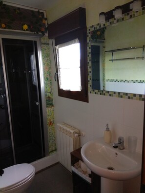 Twin Room | Bathroom | Free toiletries, hair dryer, towels - La Cerca de Doña Jimena (Ibeas de Juarros)