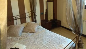 A bed with a headboard, a bedside table, a mirror, and a curtain. - La Cerca de Doña Jimena (Ibeas de Juarros)