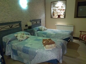 Habitación con 2 camas individuales | 1 dormitorio, escritorio, sistema de insonorización y camas supletorias
