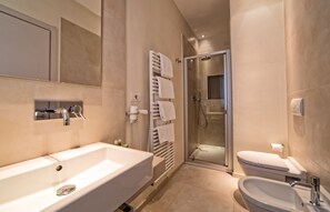 Suite | Bathroom | Shower, rainfall showerhead, free toiletries, hair dryer - Hotel Radice (Civitanova Marche)
