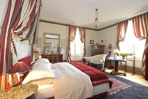 Minibar, individually decorated, individually furnished, desk - La Maison D'hôtes du Parc (Ronchamp)