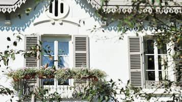 Vista frontal de la propiedad