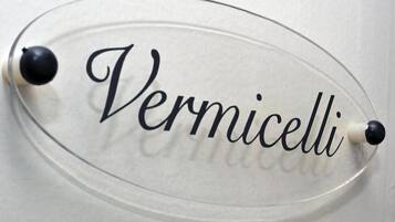 A clear, oval-shaped sign with the word "Vermicelli" written on it.
