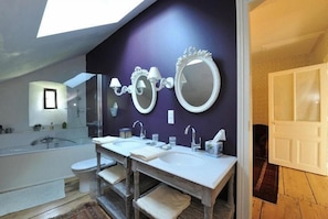 Designer-Toilettenartikel, Haartrockner, Bademäntel, Hausschuhe