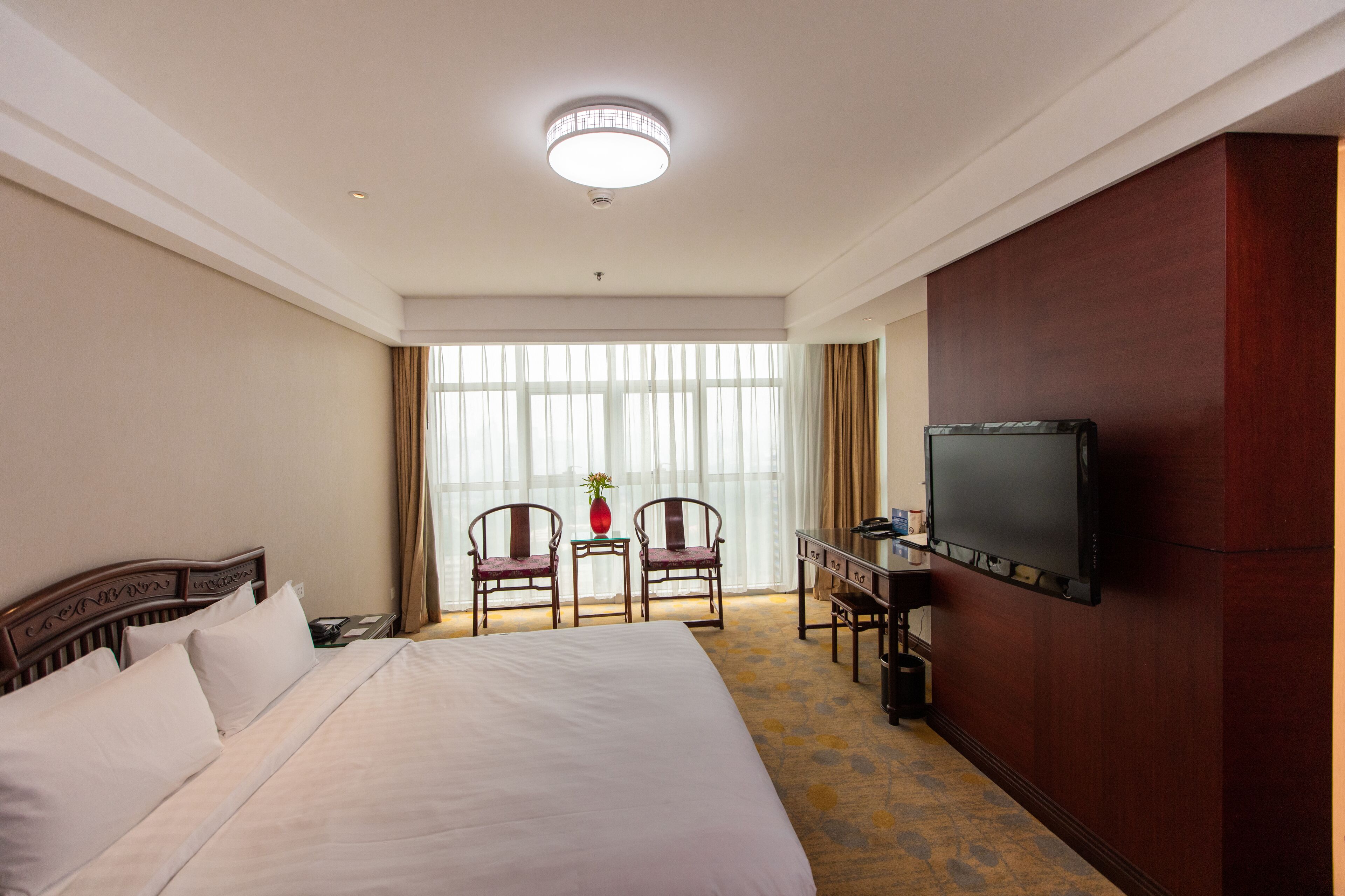 standard double room | minibar, in-room safe, desk, iron/ironing board