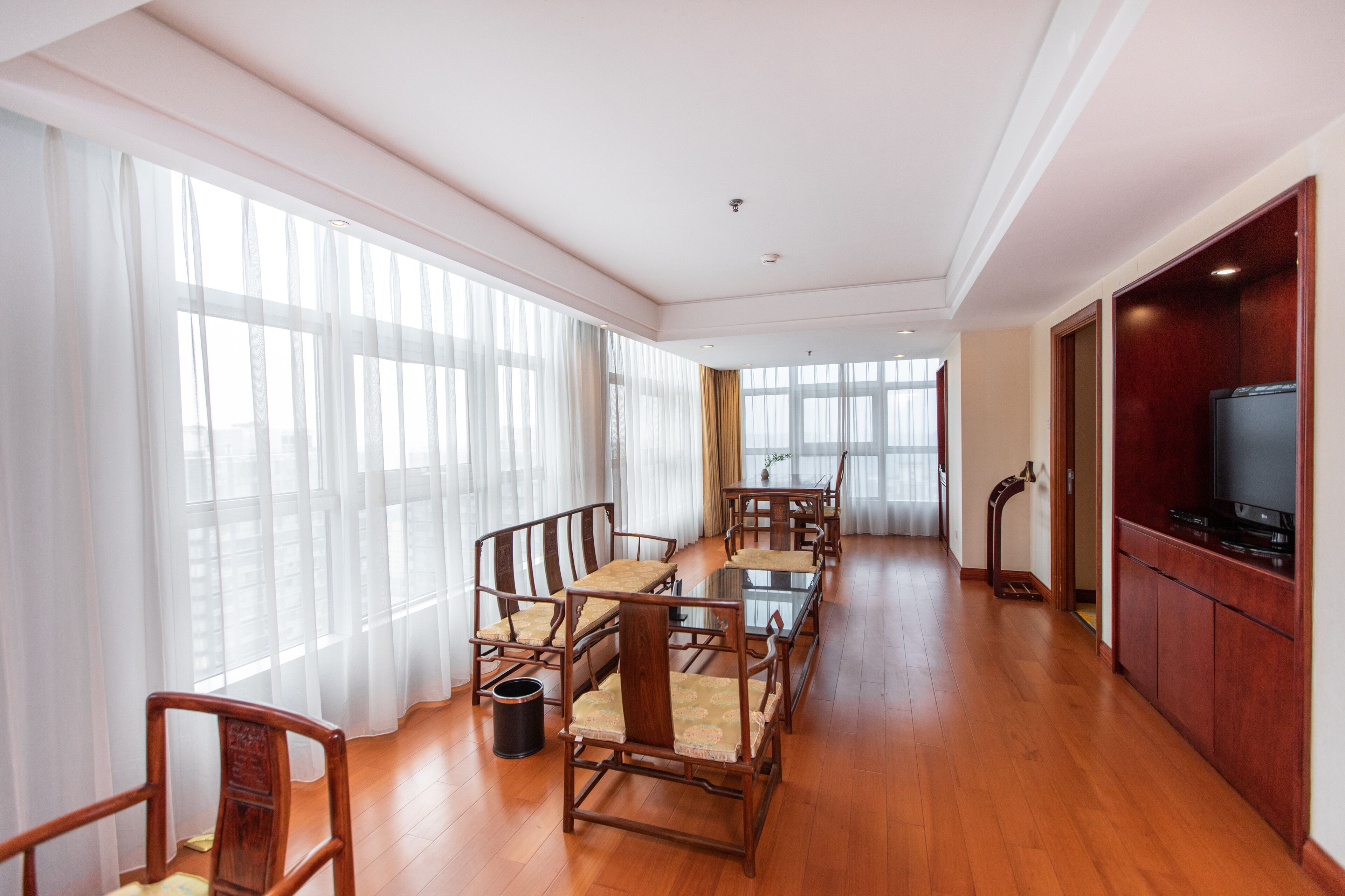 deluxe suite | minibar, in-room safe, desk, iron/ironing board