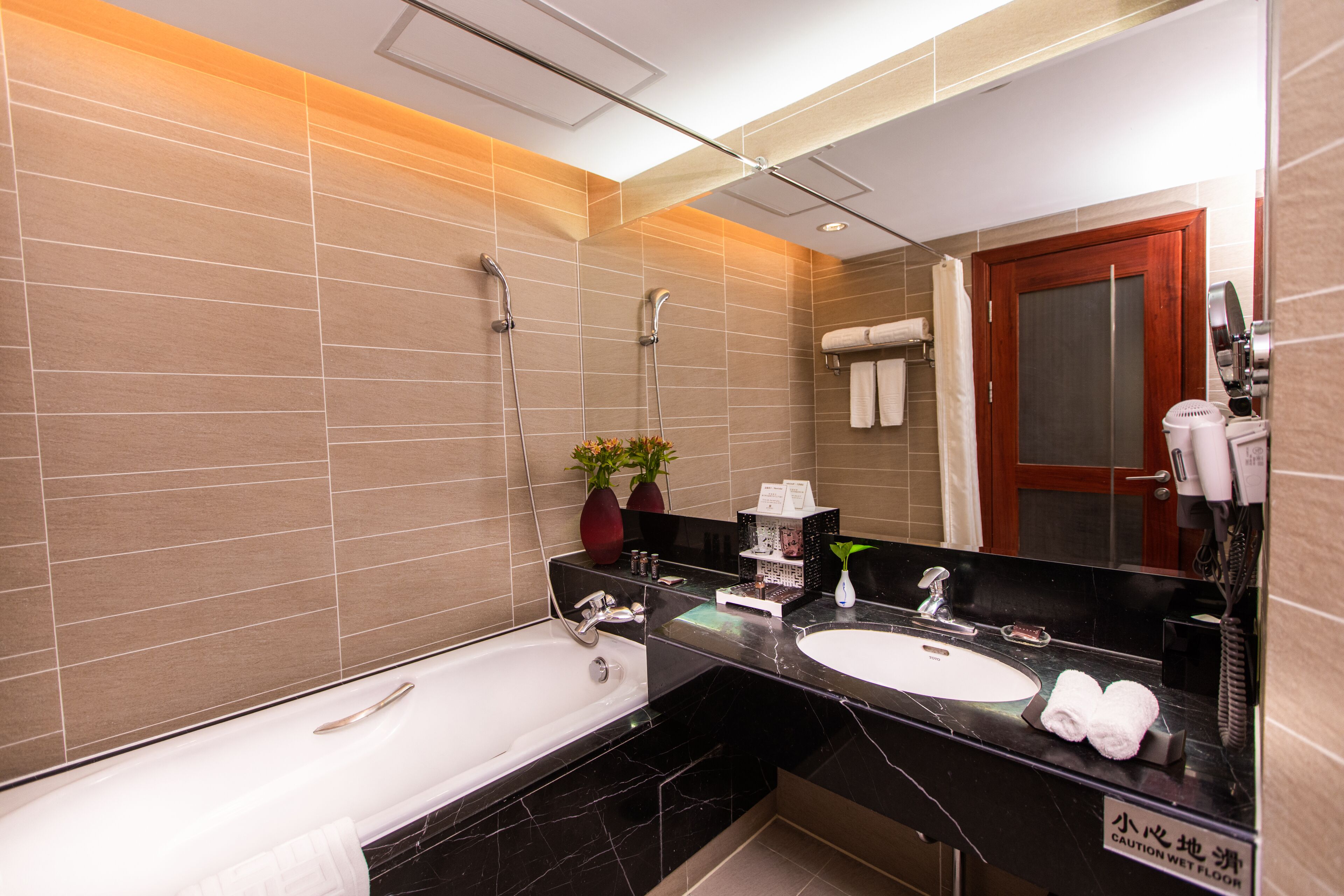 standard double room | bathroom | free toiletries, hair dryer, towels