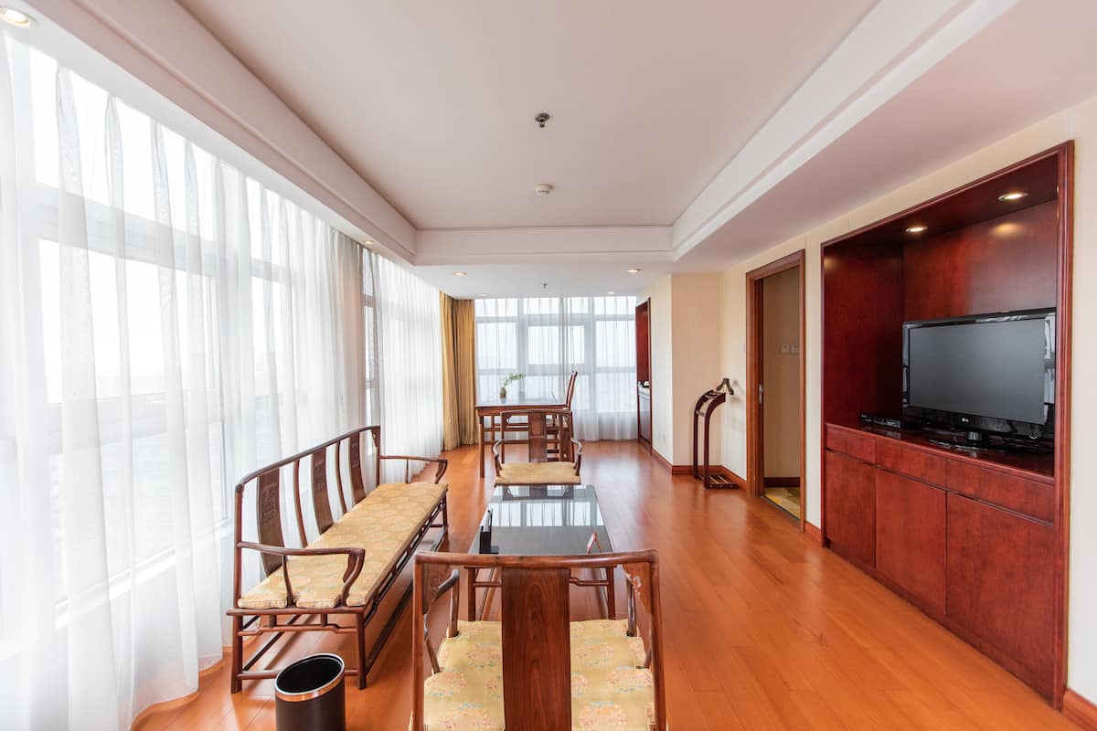 Deluxe Suite | Minibar, in-room safe, desk, iron/ironing board