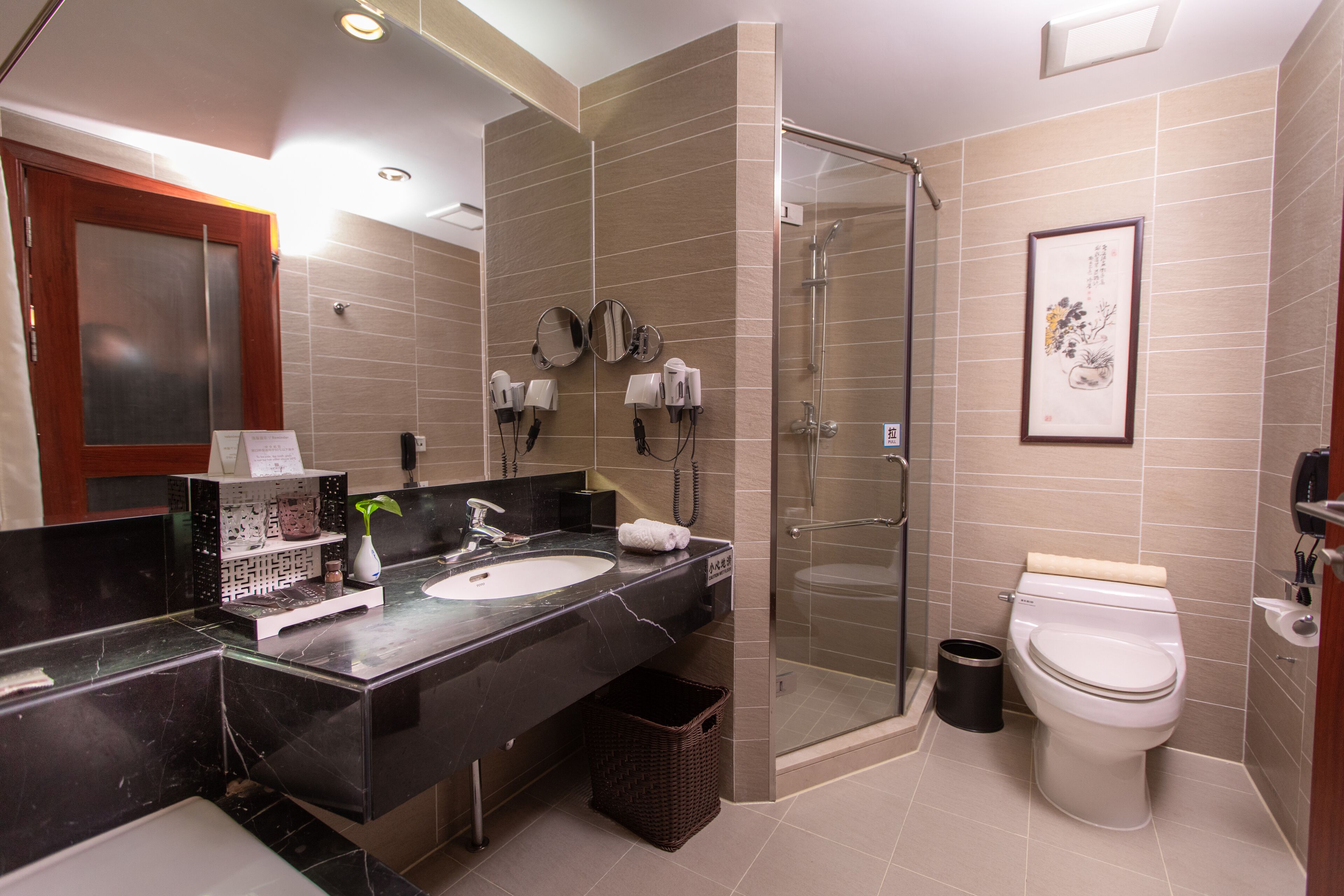 standard double room | bathroom | free toiletries, hair dryer, towels