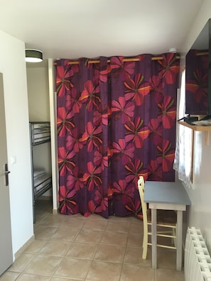 家庭四人房 | 獨特設計、獨特裝修、書桌、隔音