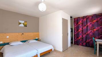 Family Quadruple Room | Individually decorated, individually furnished, desk, soundproofing