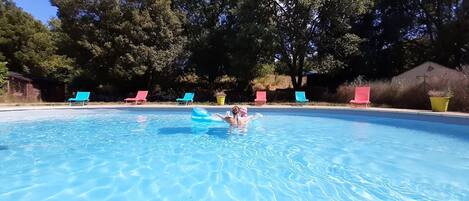 Piscine extérieure (ouverte en saison), parasols de plage
