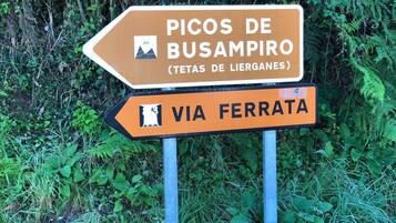 A directional sign for Picos de Busampero (Tetas de Lierganes) and Via Ferrata.