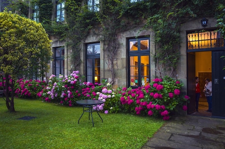 Front of property – evening/night. Hotel Casona El Arral