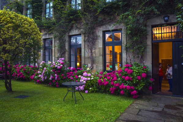 Front of property – evening/night - Hotel Casona El Arral (Liérganes)