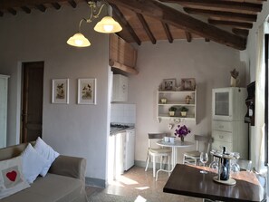 Romantisk studio - utsikt mot vingård - torn | Matservice på rummet