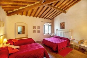 Familjelägenhet | Sängtillbehör av högsta kvalitet, skrivbord och arbetsyta för laptop