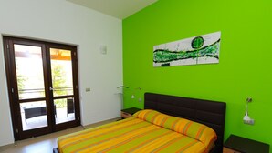 خزنة داخل الغرفة ومكتب وأسرّة أطفال/رضّع وأسرّة قابلة للطي