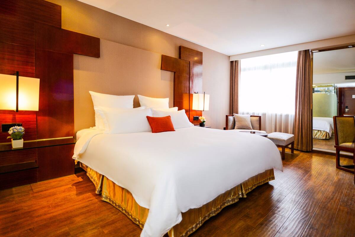 Business Double Room | Desk, blackout curtains, iron/ironing board (on request), free WiFi