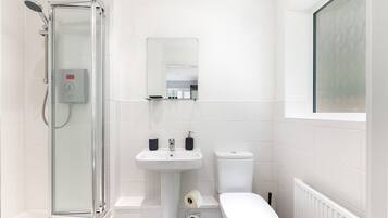 Appartamento Standard | Bagno | Asciugacapelli, asciugamani, carta igienica