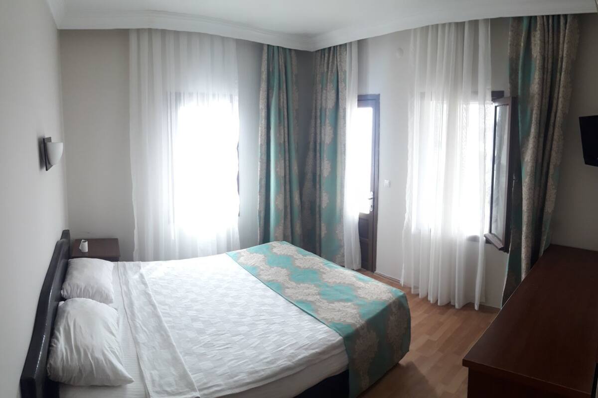 Chambre simple | Coffre-fort, bureau, accès au Wi-Fi (inclus)