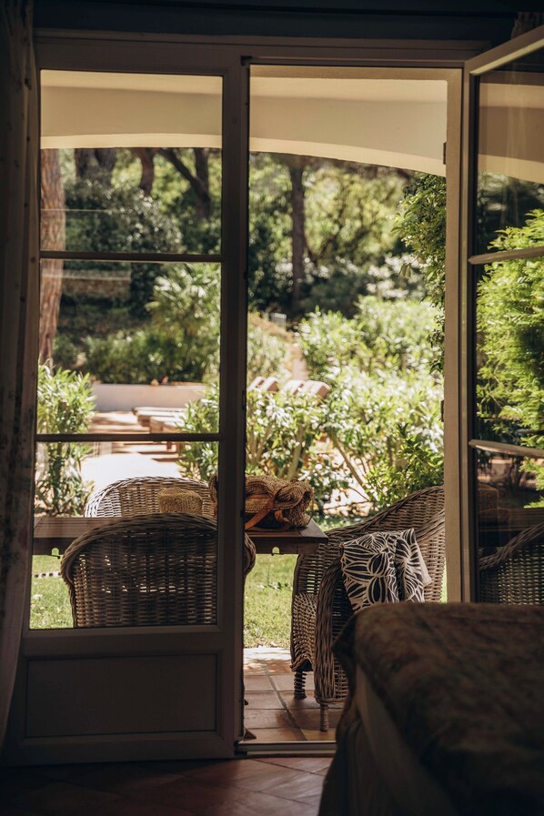 أغطية فراش متميزة وخزنة داخل الغرفة وبديكورات فريدة لكل غرفة ومكتب