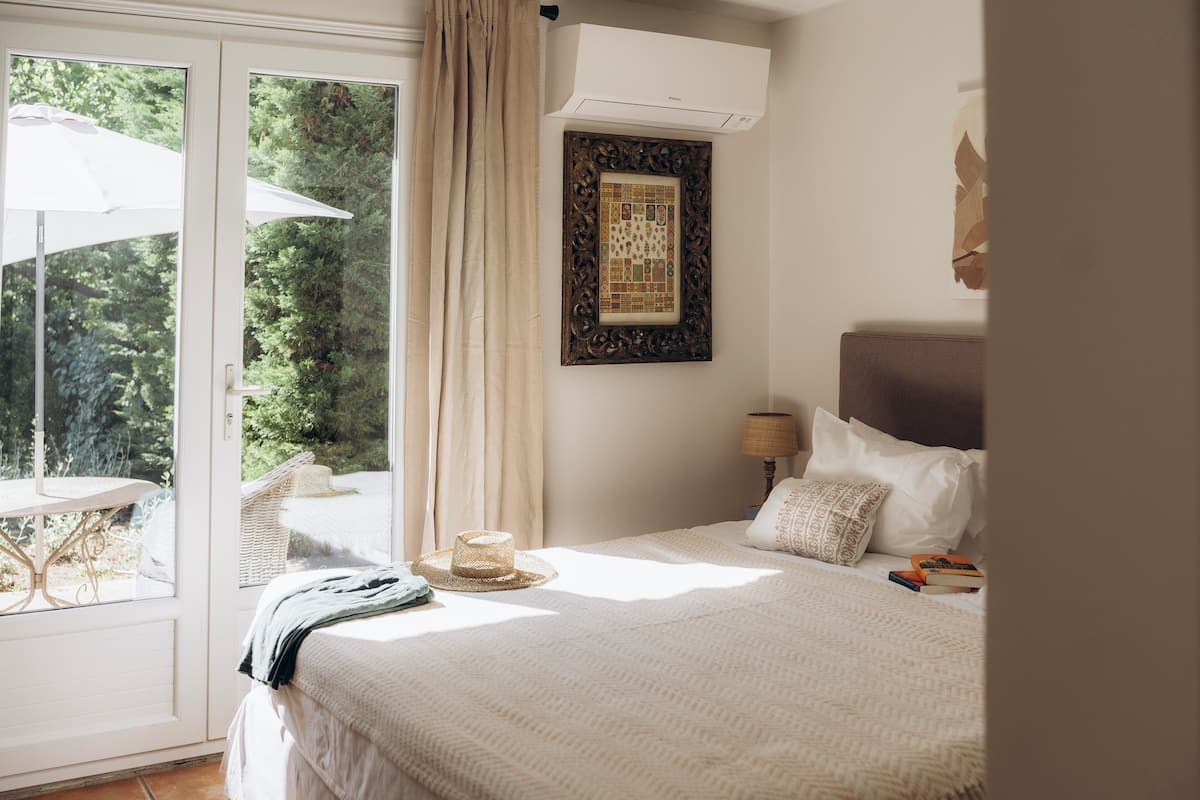 Estudio, vista al jardín | Ropa de cama de alta calidad y caja de seguridad en la habitación
