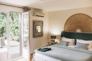 أغطية فراش متميزة وخزنة داخل الغرفة وبديكورات فريدة لكل غرفة ومكتب