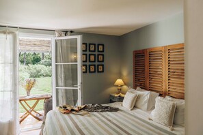 Classic-Studio | Hochwertige Bettwaren, Zimmersafe, individuell dekoriert, Schreibtisch