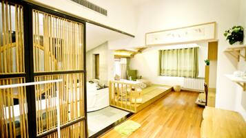 Suite, vista a la montaña | Escritorio, cortinas blackout y wifi gratis