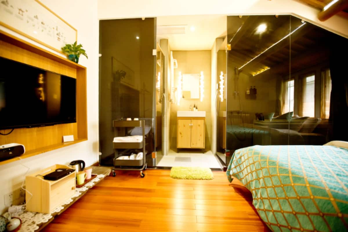 Desk, blackout curtains, free WiFi